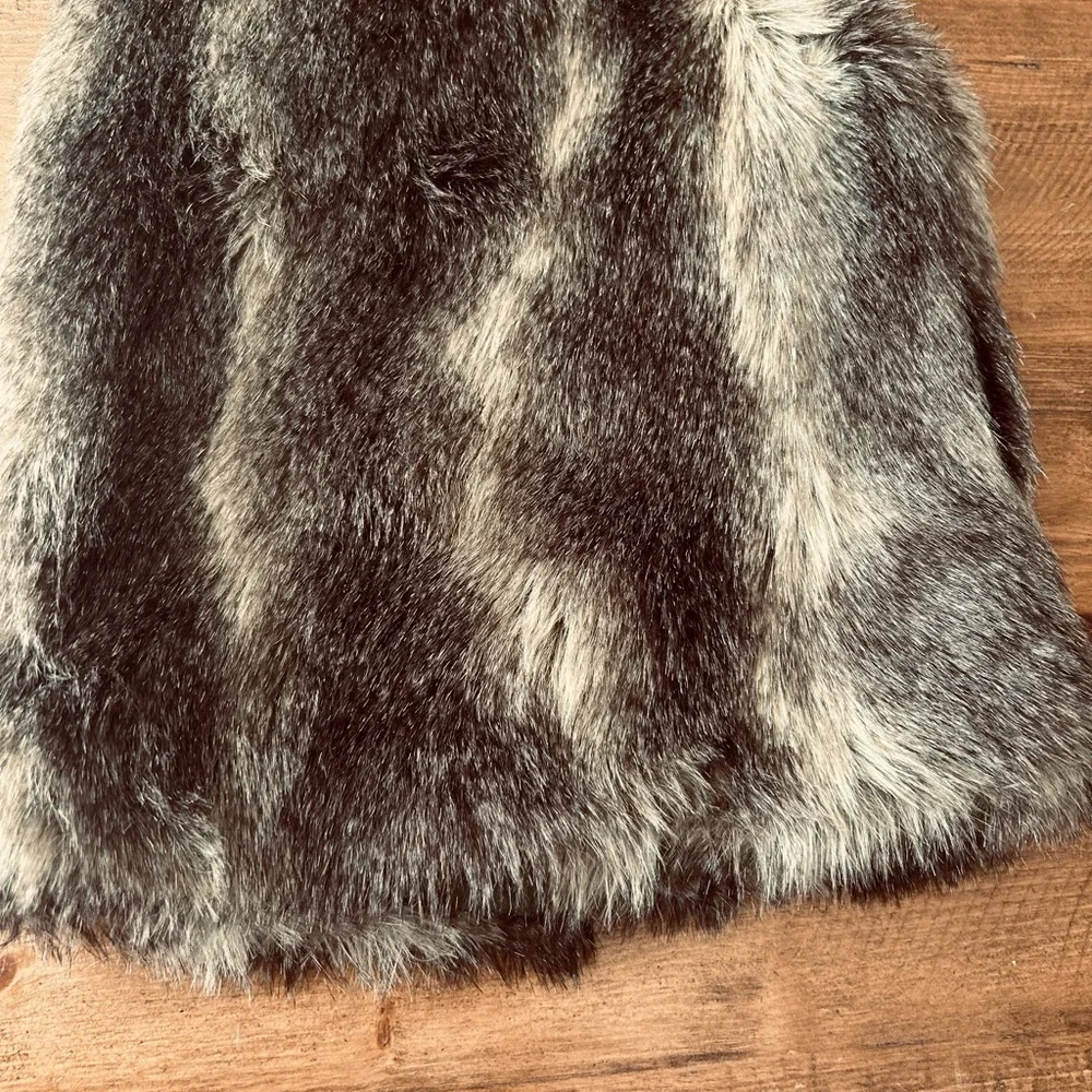 Girls GAP faux fur vest in size L zipper up with pockets